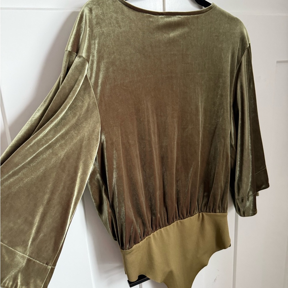 Zara green velvet bodysuit featuring faux pearl buttons and three quarter sleeve - Picture 6 of 6